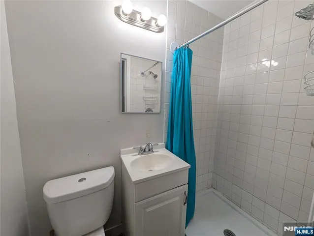$1,295 | 208 Howe Avenue, Unit 2F, Passaic, NJ 07055