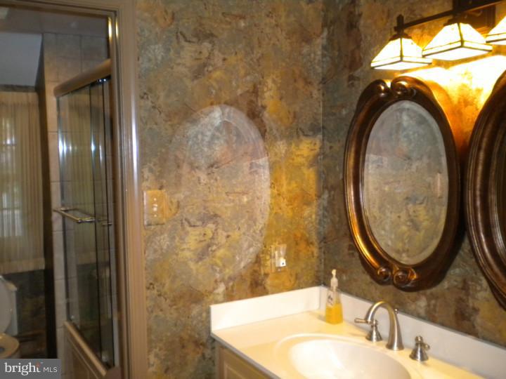29 Signal Hill Road Cherry Hill, NJ 08003 - Photo 14 of 19 Bathroom