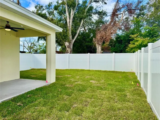 a view of a back yard