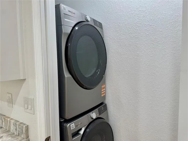 a close up view of a washer and dryer