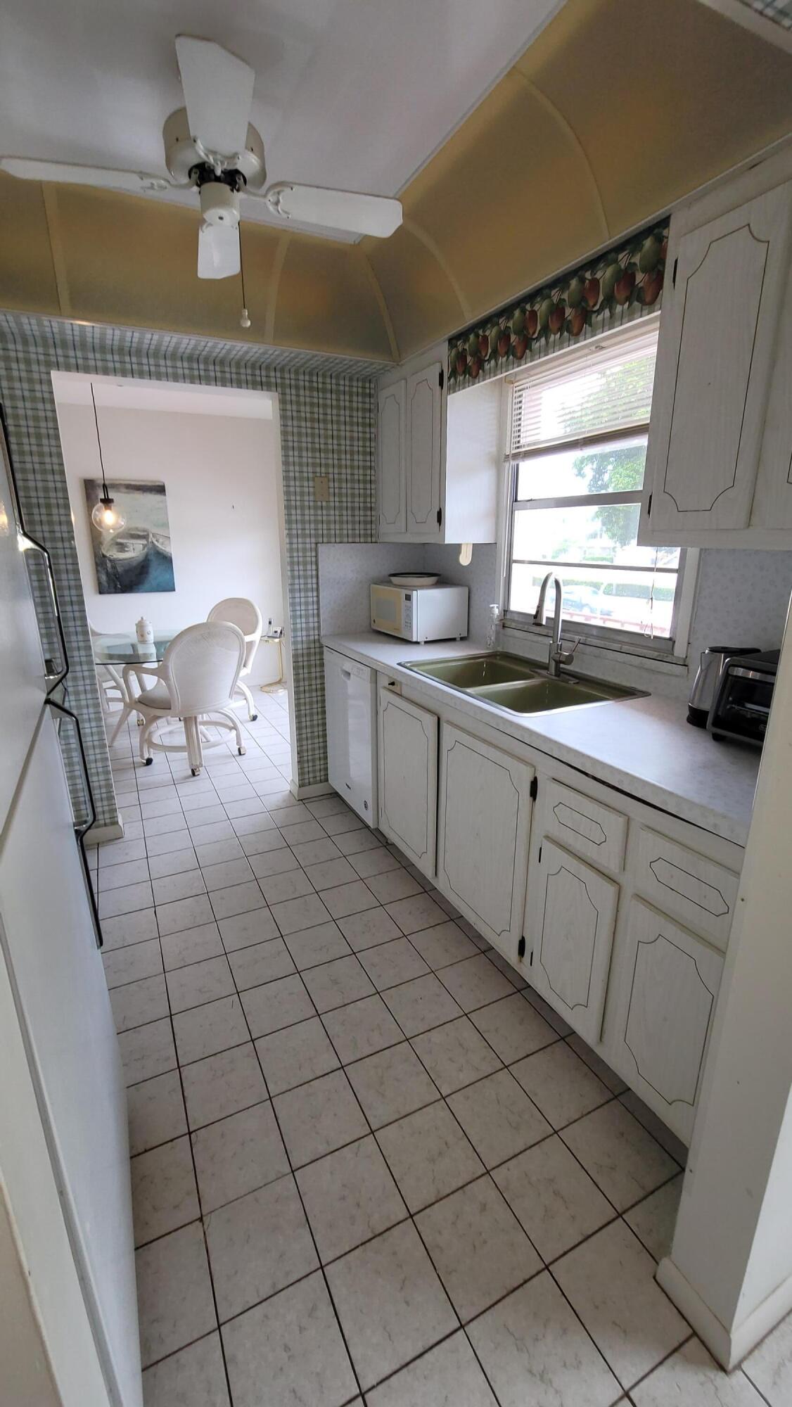 2 Golfs Edge, Unit F West Palm Beach, FL 33417 - Photo 4 of 43 04