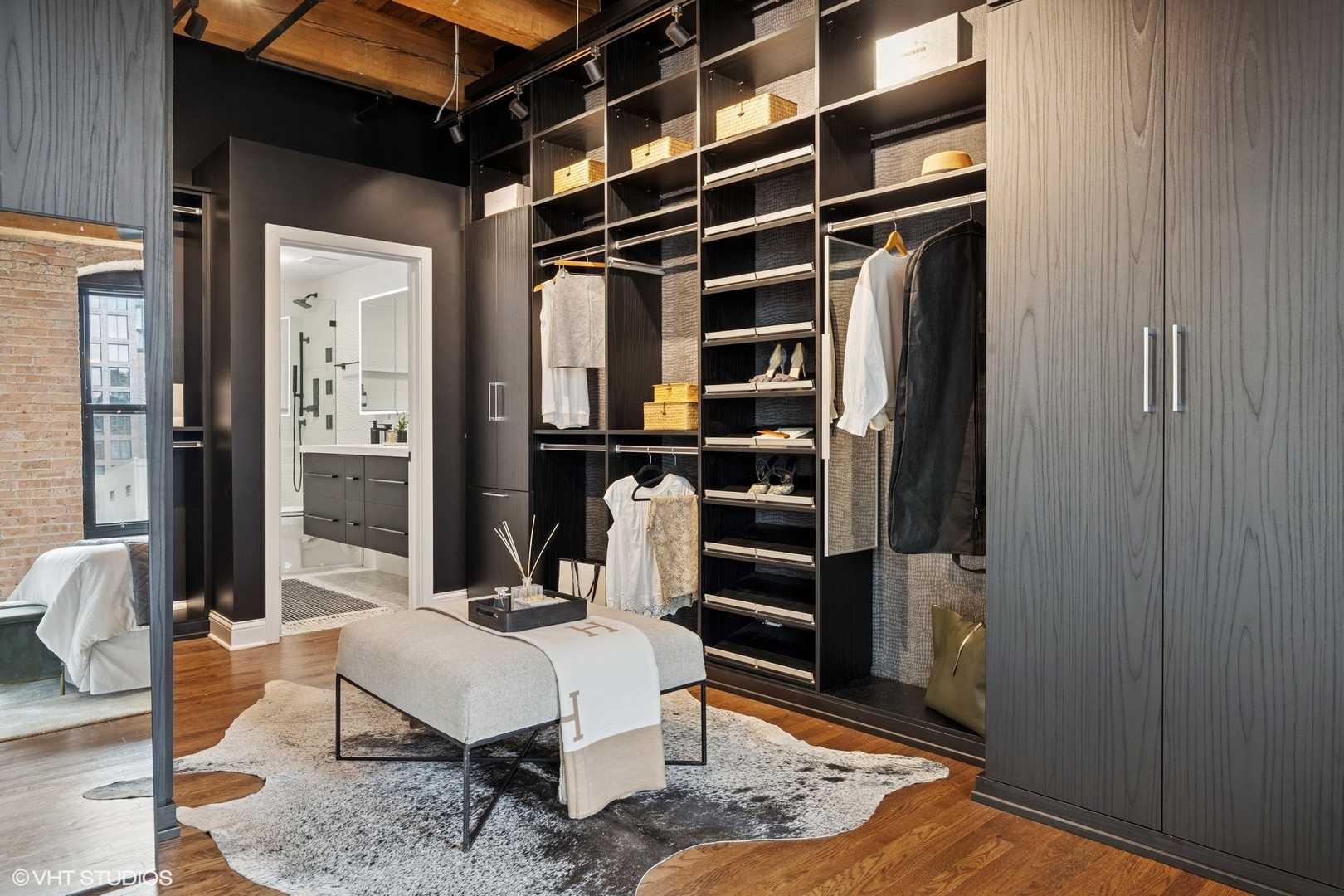 14 North Peoria Street, Unit 3E Chicago, IL 60607 - Photo 19 of 27 a living room with furniture