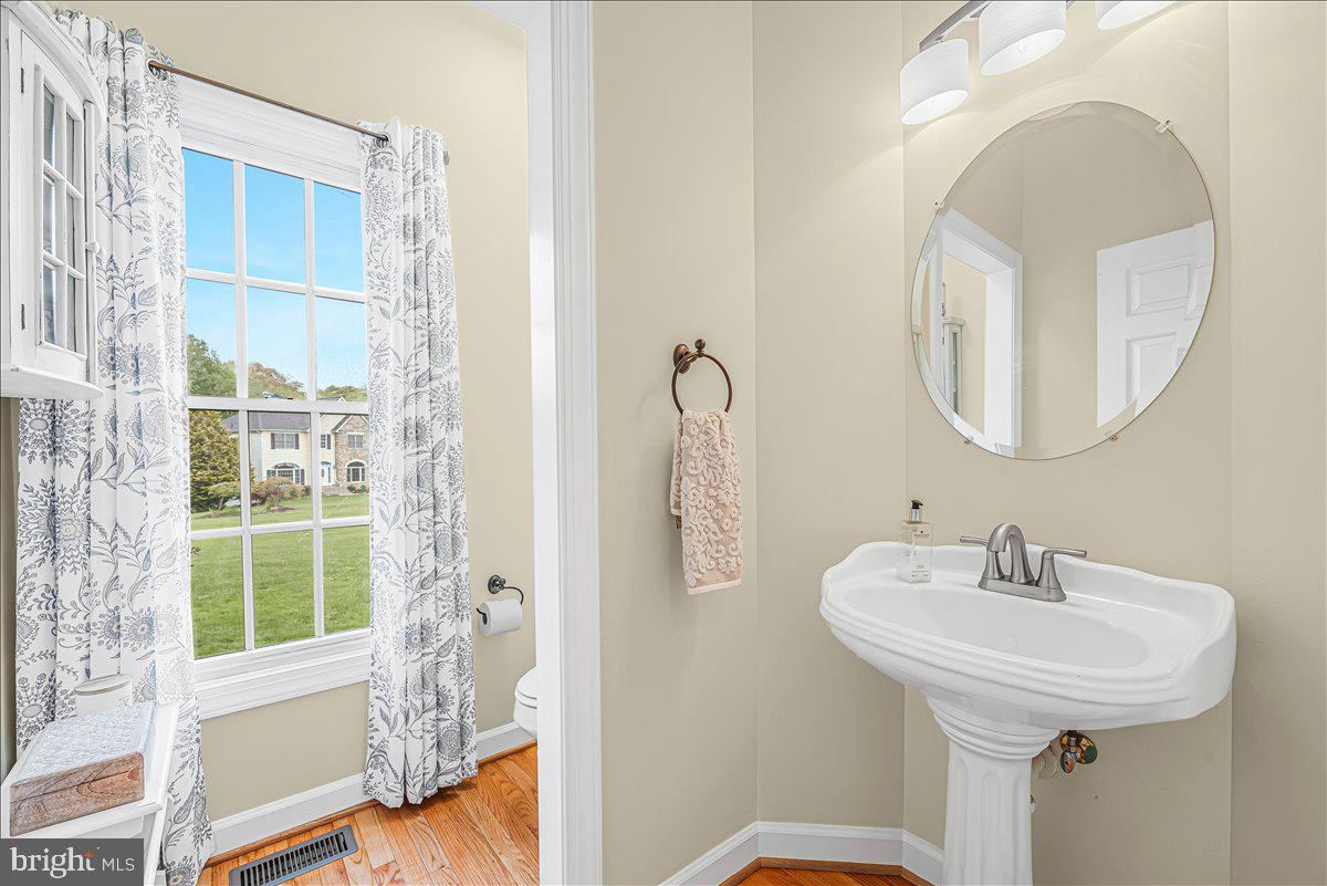 9653 Watkins Road Gaithersburg, MD 20882 - Photo 38 of 70 Main lvl Powder Room