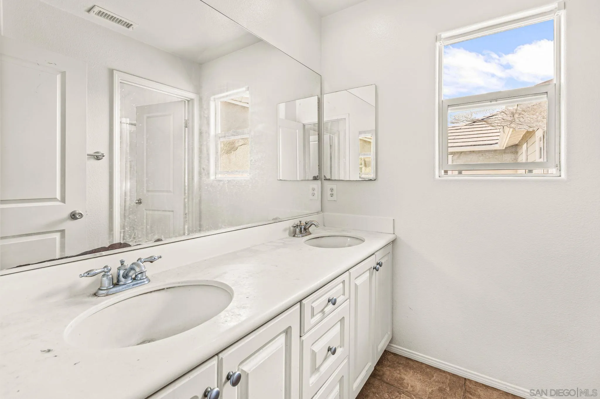 28922 Newport Road Temecula, CA 92591 - Photo 12 of 33 Upstairs bathroom