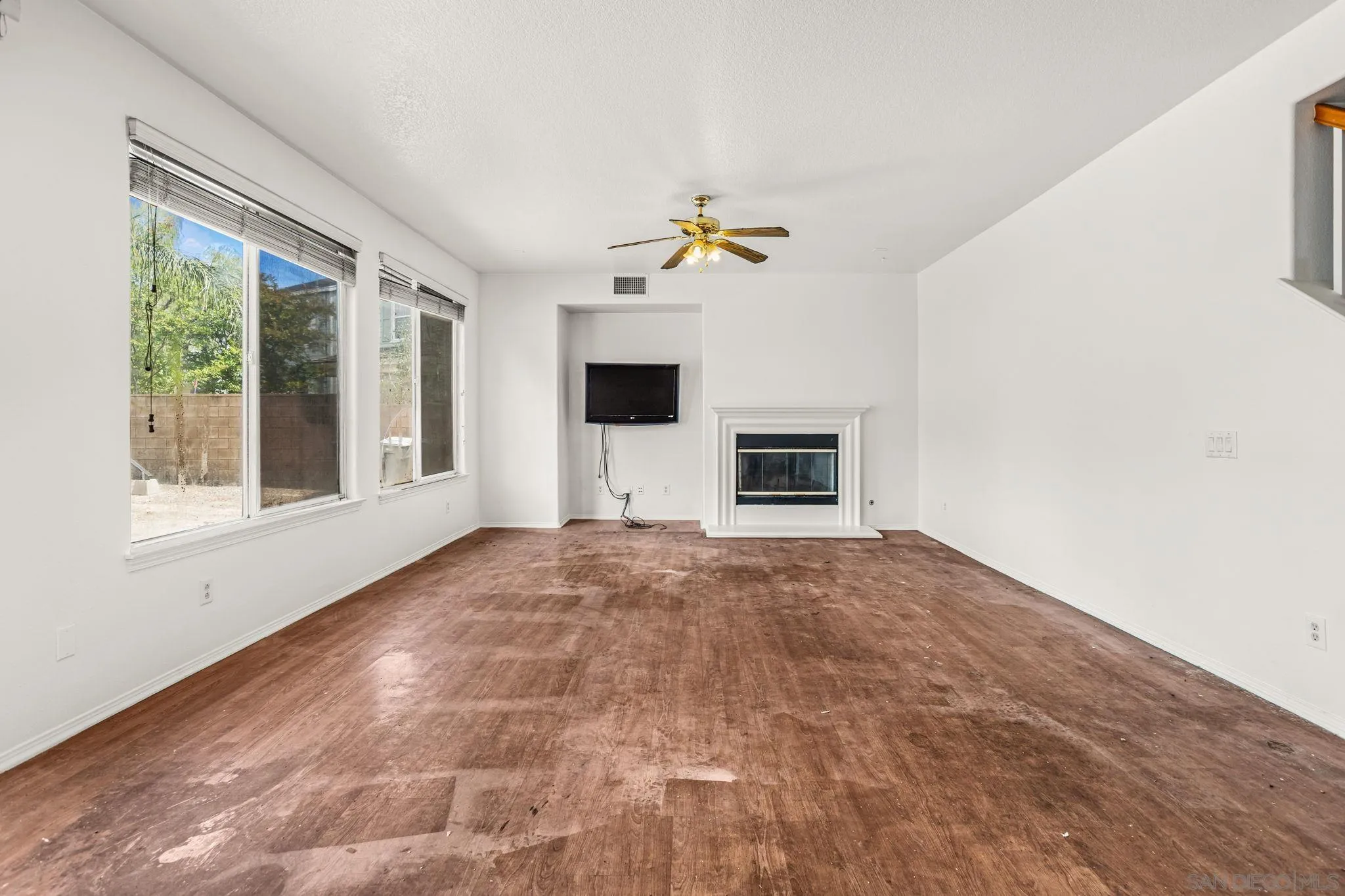 28922 Newport Road Temecula, CA 92591 - Photo 4 of 33
