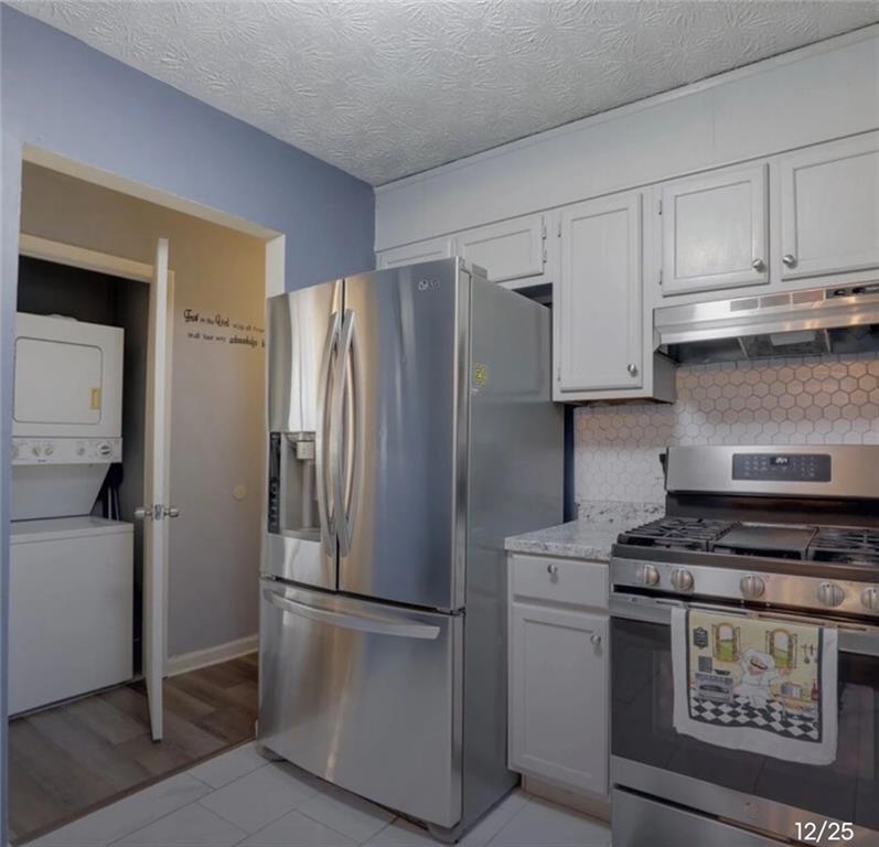 3468 Deer Trace Lithonia, GA 30038 - Photo 8 of 18 a kitchen with a refrigerator and a stove top oven