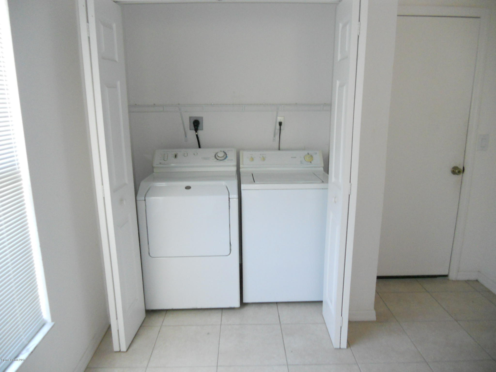540 Benton Drive Melbourne, FL 32901 - Photo 3 of 14 a utility room with dryer and washer
