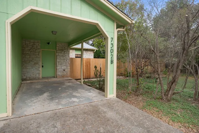 a view of a back yard