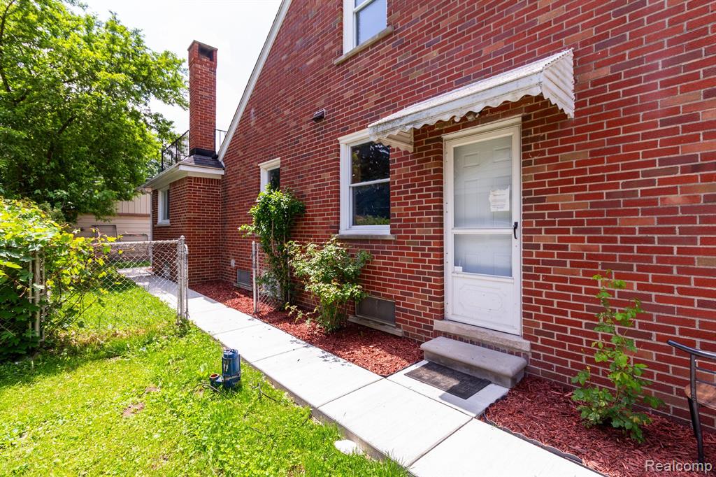8614 Harding Center Line, MI 48015 - Photo 5 of 41