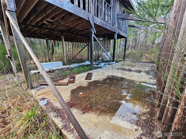 a view of a house with backyard