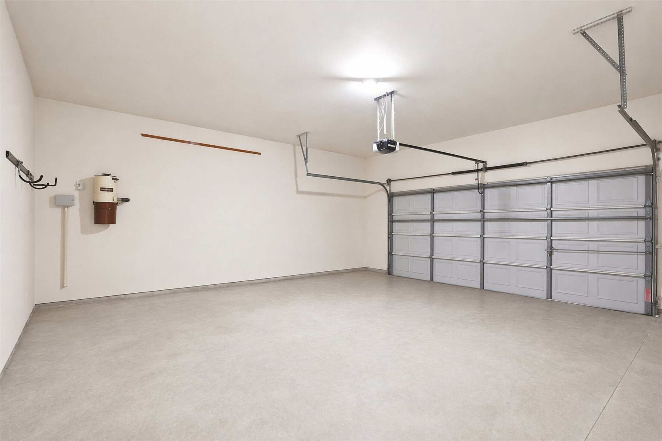 6118 Hampton Way Court Spring, TX 77389 - Photo 14 of 27 Ample 2 car garage. The garage is 576 sq ft