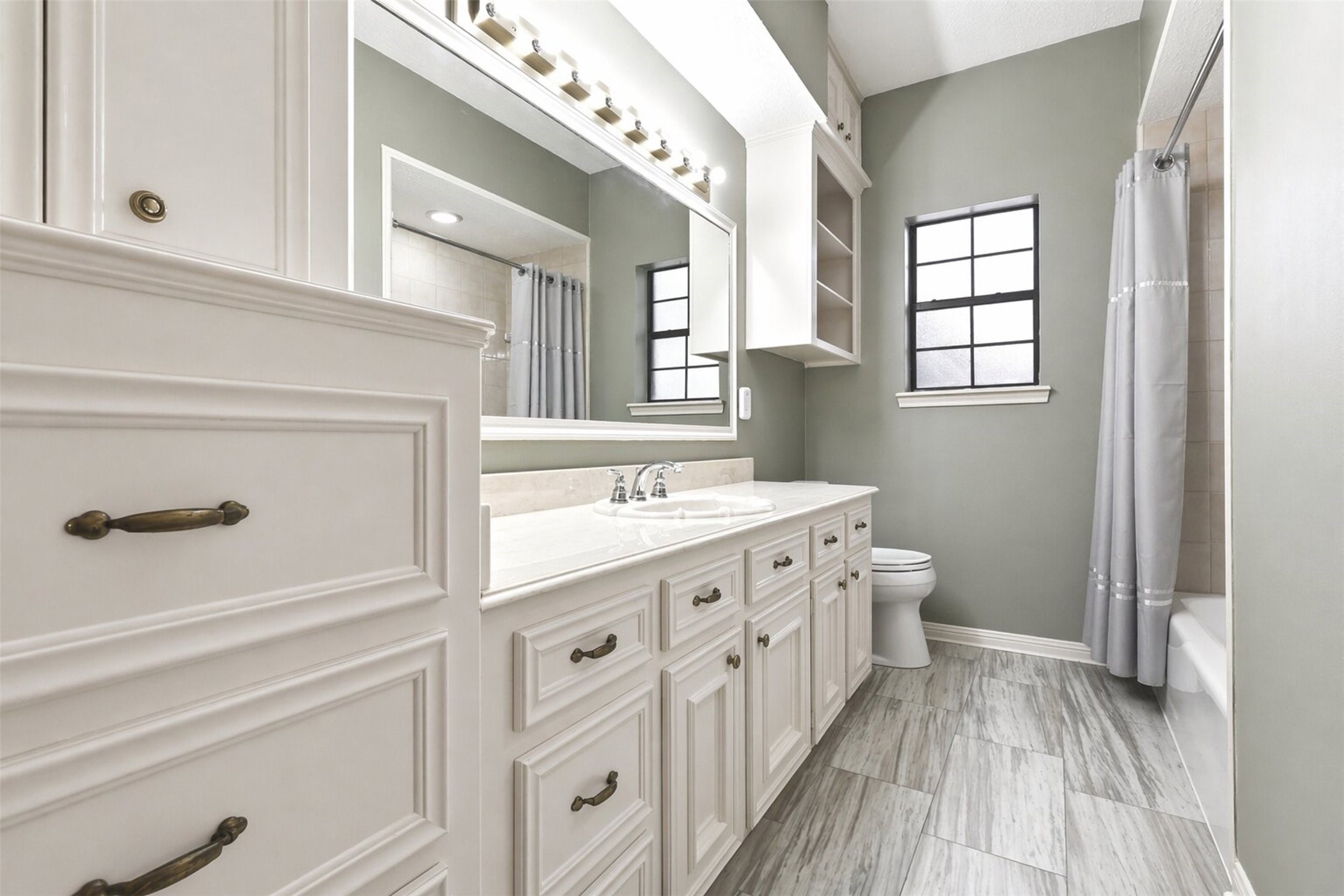 6118 Hampton Way Court Spring, TX 77389 - Photo 16 of 27 Plenty of storage in the primary