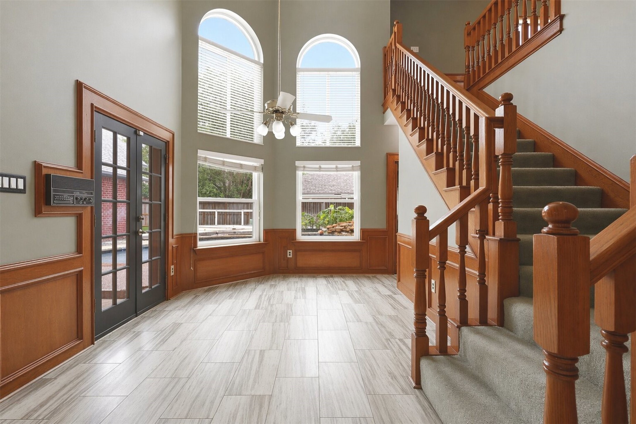 6118 Hampton Way Court Spring, TX 77389 - Photo 3 of 27 View of breakfast area from the kitchen. The door to the left leads to the patio. The stairs to the right leads to an upstairs bedroom/loft/gameroom with 2 closets. No restroom upstairs.