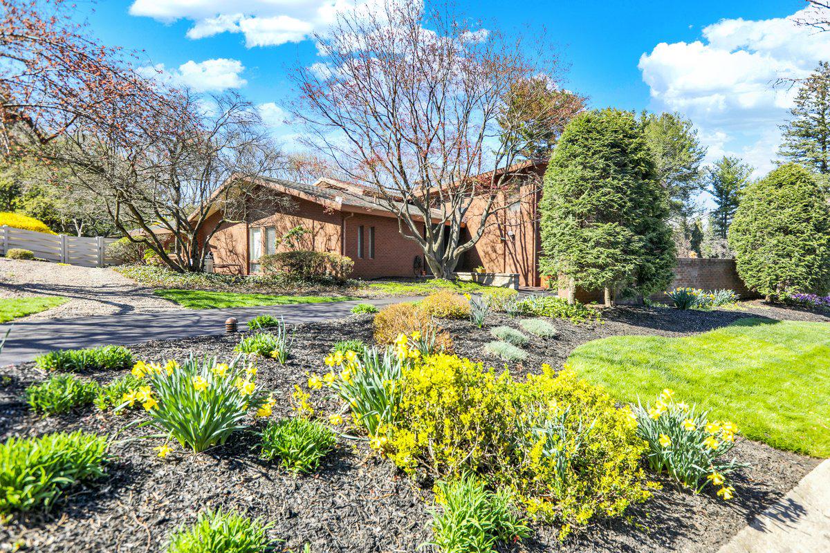 1617 Meadowlark Road Wyomissing, PA 19610 - Photo 3 of 36 Lovely side view