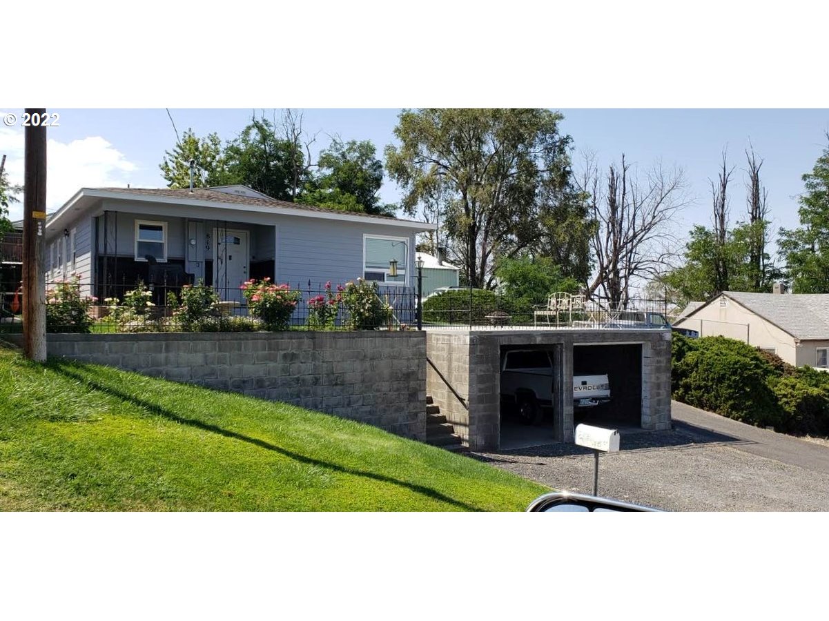 819 Southwest 7th Street Pendleton, OR 97801 - Photo 1 of 17 a front view of a house with garden