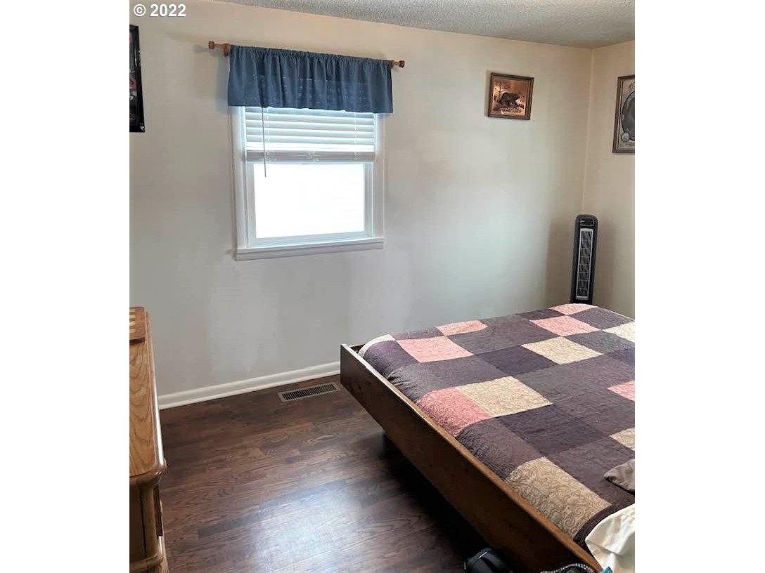 819 Southwest 7th Street Pendleton, OR 97801 - Photo 16 of 17 a bedroom with a bed and a window