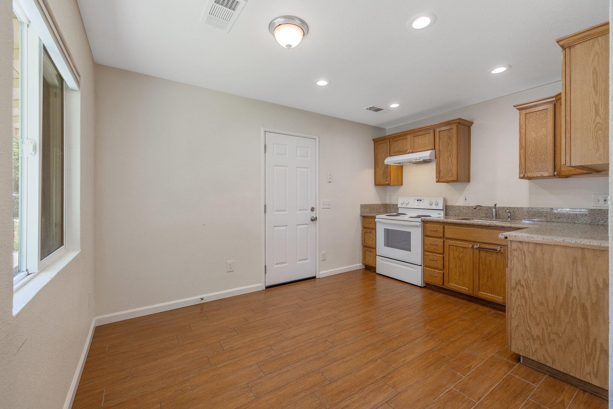 513 South R Street Tulare, CA 93274 - Photo 10 of 29 10-web-or-mls-713A5425