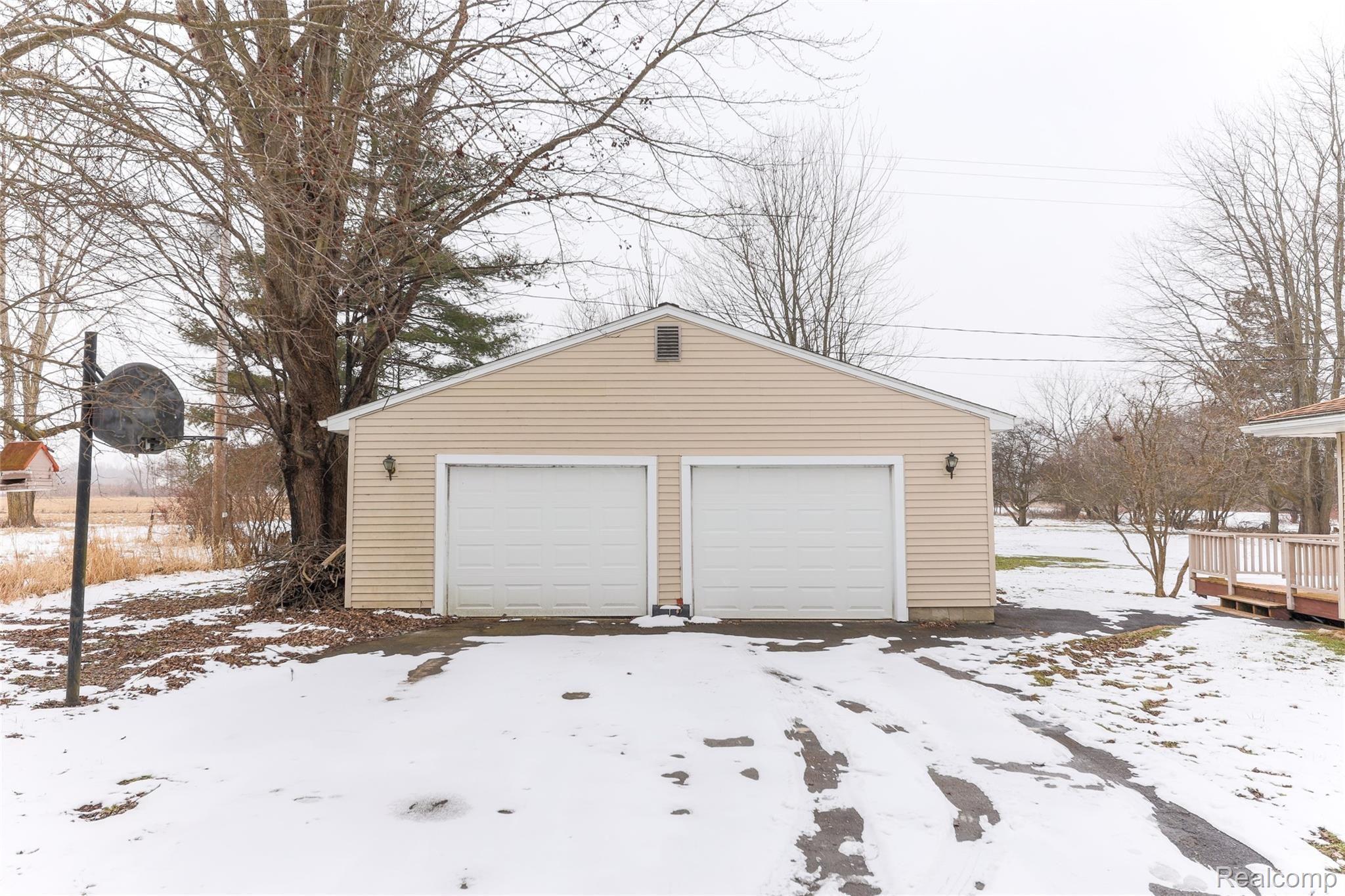8200 Grossman Road Manchester, MI 48158 - Photo 22 of 26 Garage.jpg