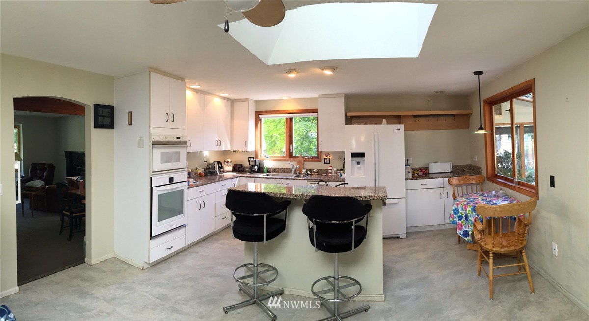 522 Willow Road Bellingham, WA 98225 - Photo 2 of 25