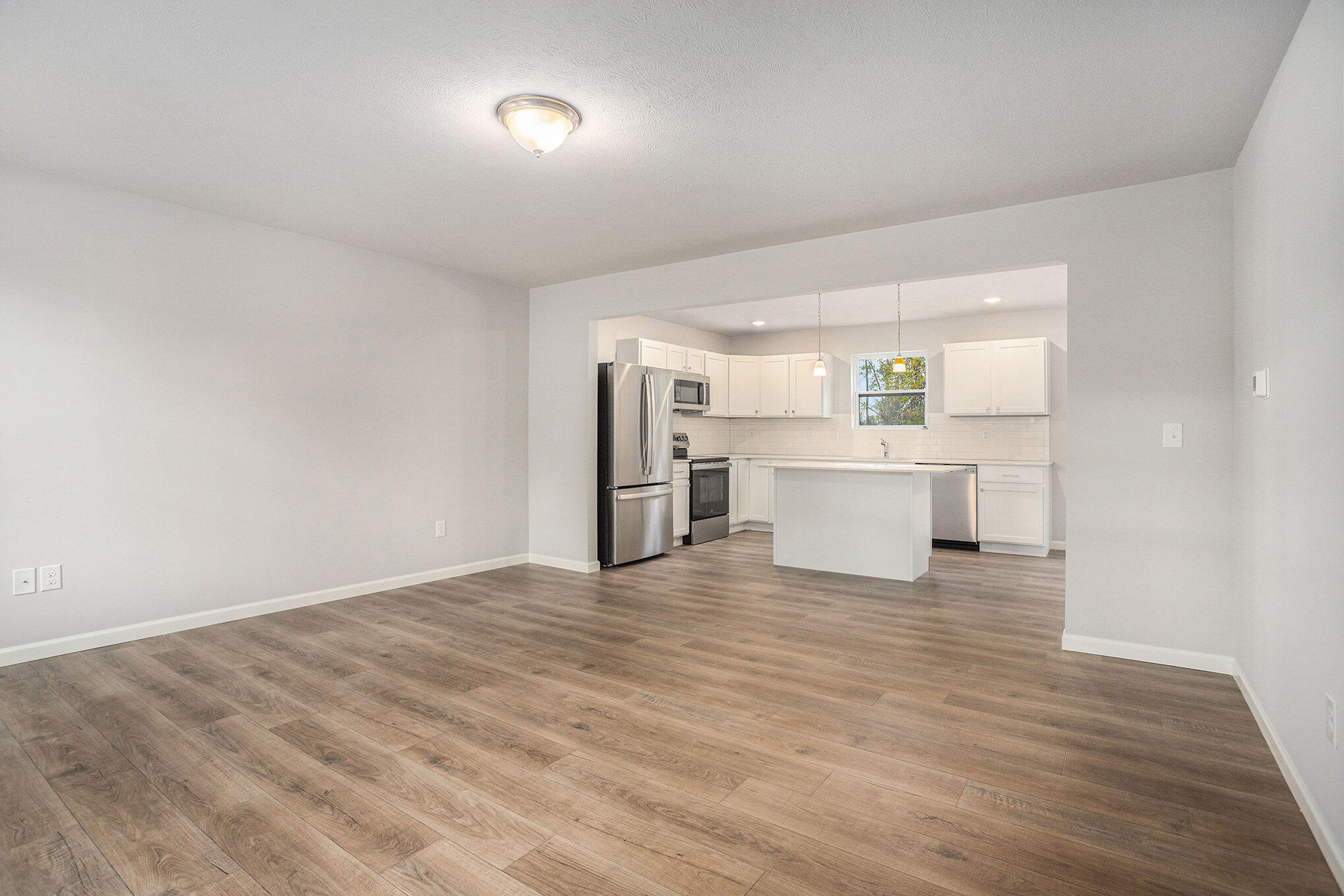 606 Arizona Boulevard Three Rivers, MI 49093 - Photo 4 of 27 MFW031-i1880-Great Room3