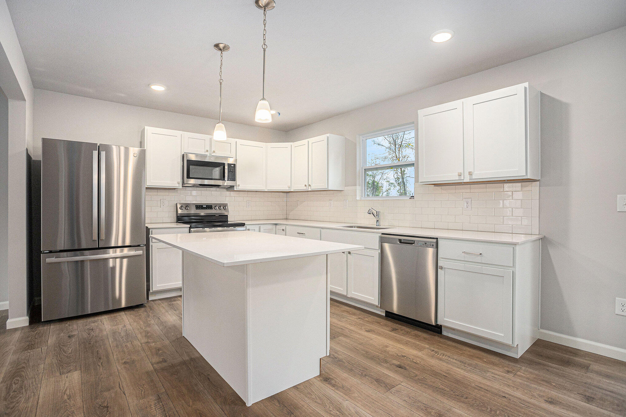 606 Arizona Boulevard Three Rivers, MI 49093 - Photo 5 of 27 MFW031-i1880-Kitchen2