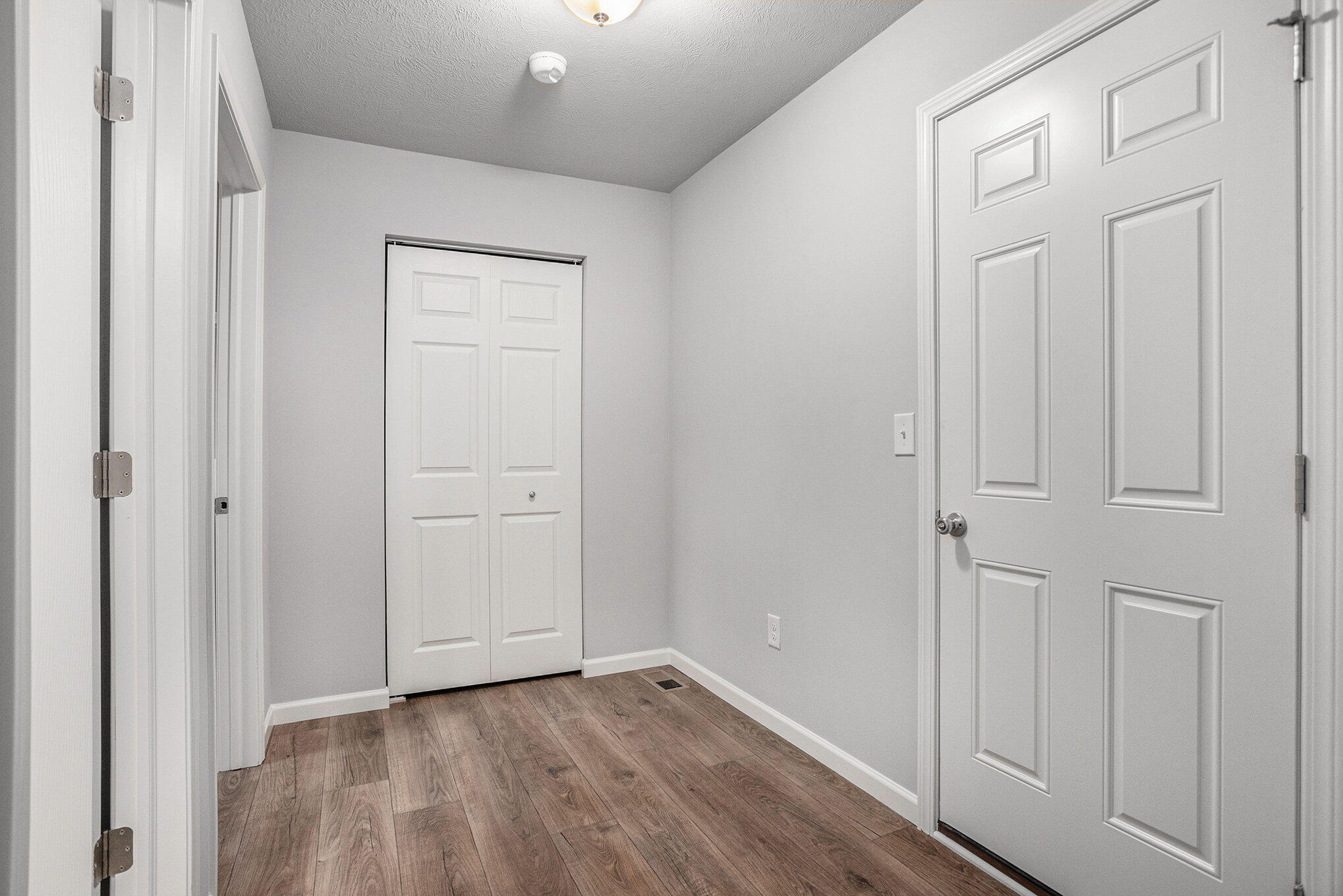 606 Arizona Boulevard Three Rivers, MI 49093 - Photo 9 of 27 MFW031-i1880-Mudroom