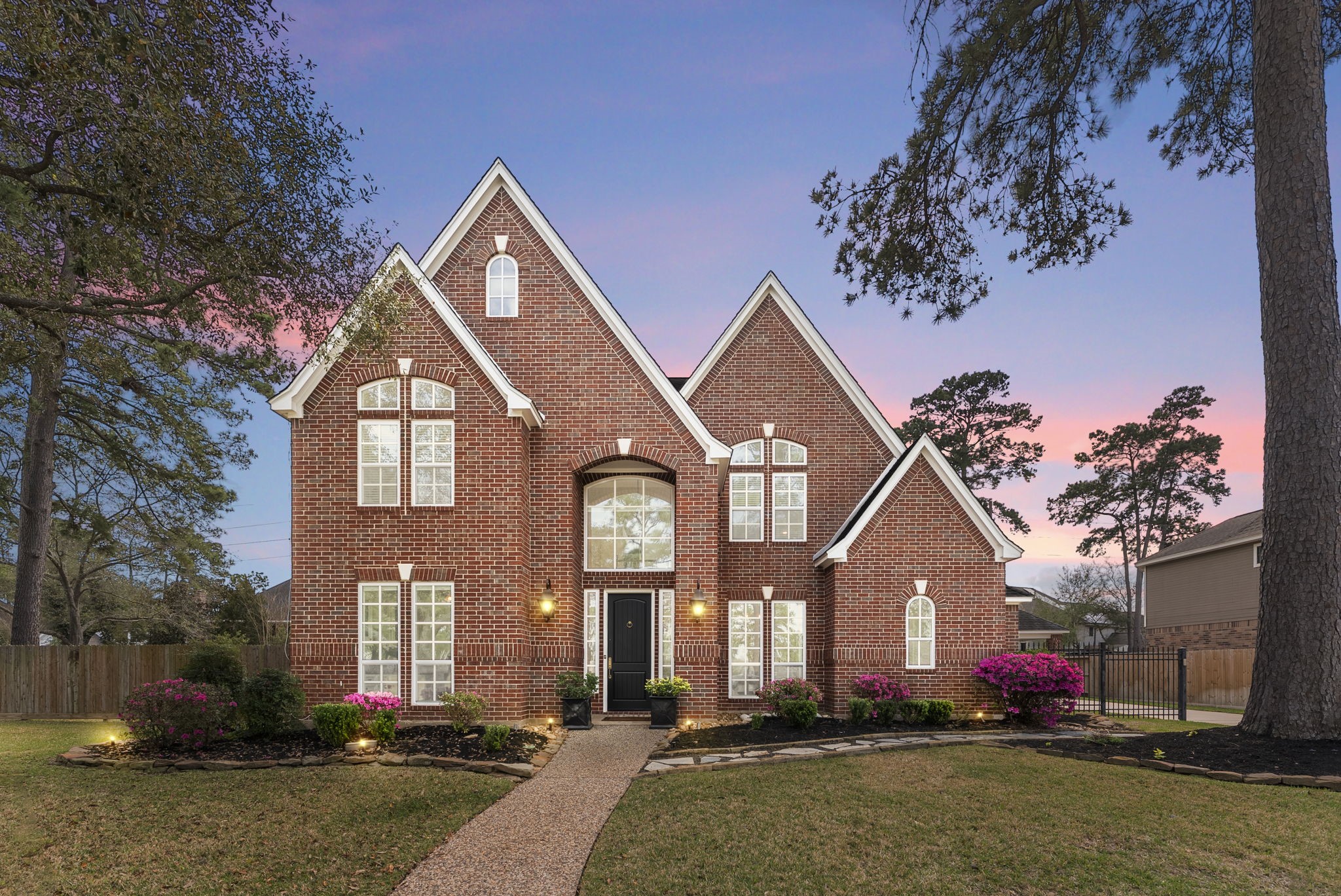 Timeless design, HUGE lot, all centrally located in the heart of Spring. This show-stopper won't last long!