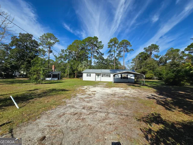 a view of a house with a yard