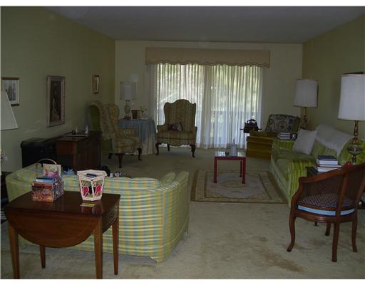 32 Windsor Ridge New Castle, PA 16105 - Photo 2 of 7 Living Room.