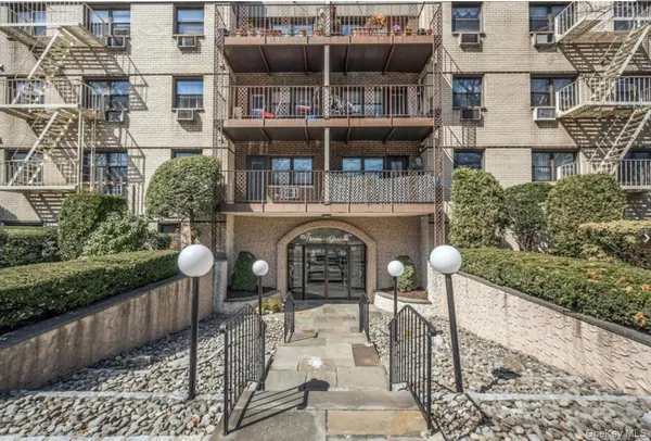 $173,500 | 2261 Palmer Avenue, Unit 2A, New Rochelle, NY 10801
