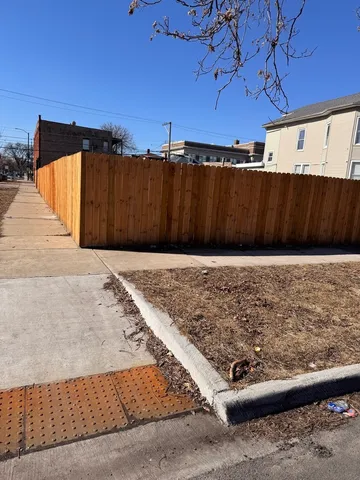 a view of a backyard