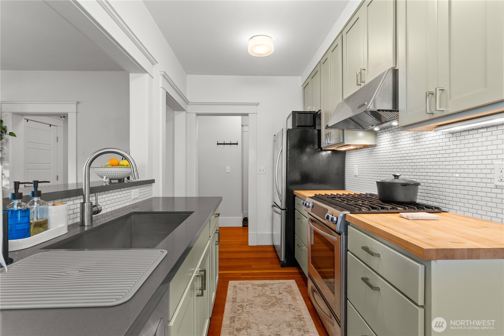 4420 Dayton Avenue North, Unit 2 Seattle, WA 98103 - Photo 18 of 32
