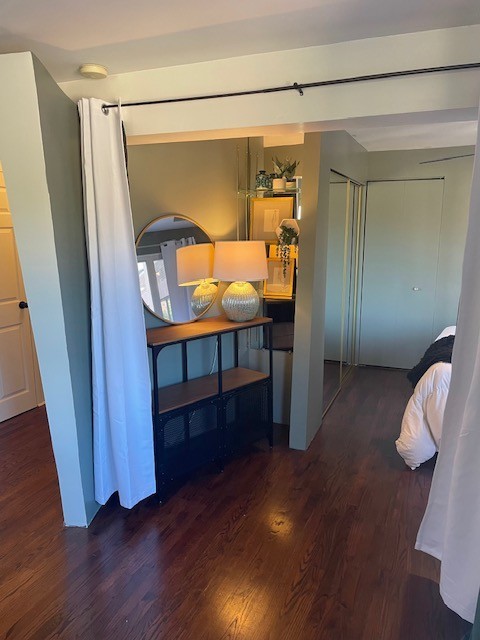 700 West Bittersweet Place, Unit 308 Chicago, IL 60613 - Photo 7 of 11 a bedroom with a bed and a mirror