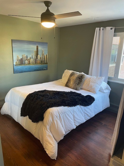 700 West Bittersweet Place, Unit 308 Chicago, IL 60613 - Photo 10 of 11 a bedroom with a bed and wooden floor