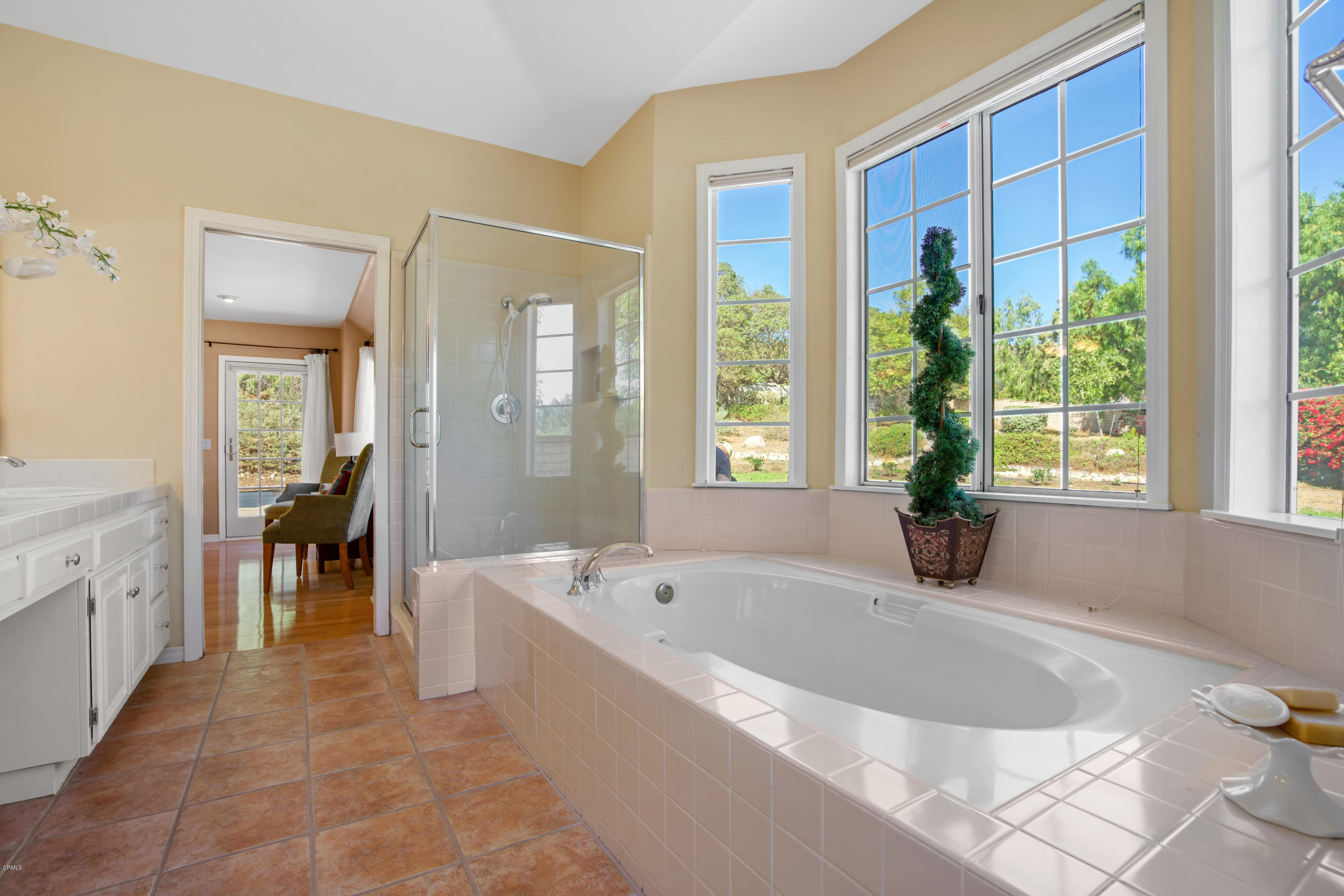 6670 Armitos Drive Camarillo, CA 93012 - Photo 21 of 35 a spacious bathroom with sink and bathtub
