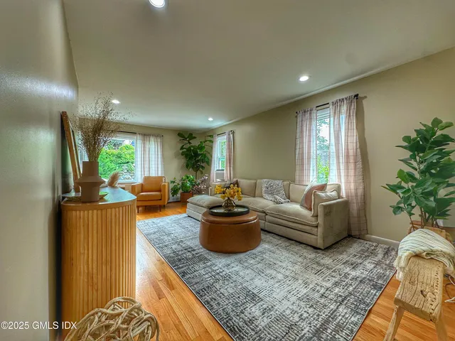 $4,100 | 37 Gerry Street, Unit 1, Greenwich, CT 06830