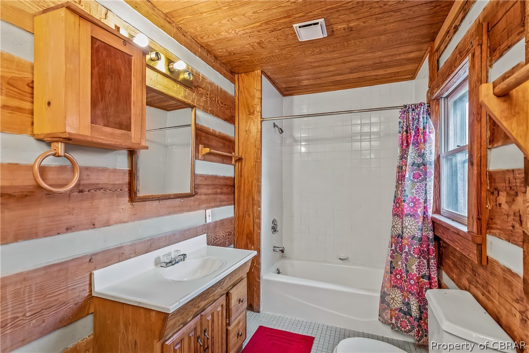 1371 Milby Town Road Shacklefords, VA 23156 - Photo 17 of 27 Main hall full bath.
