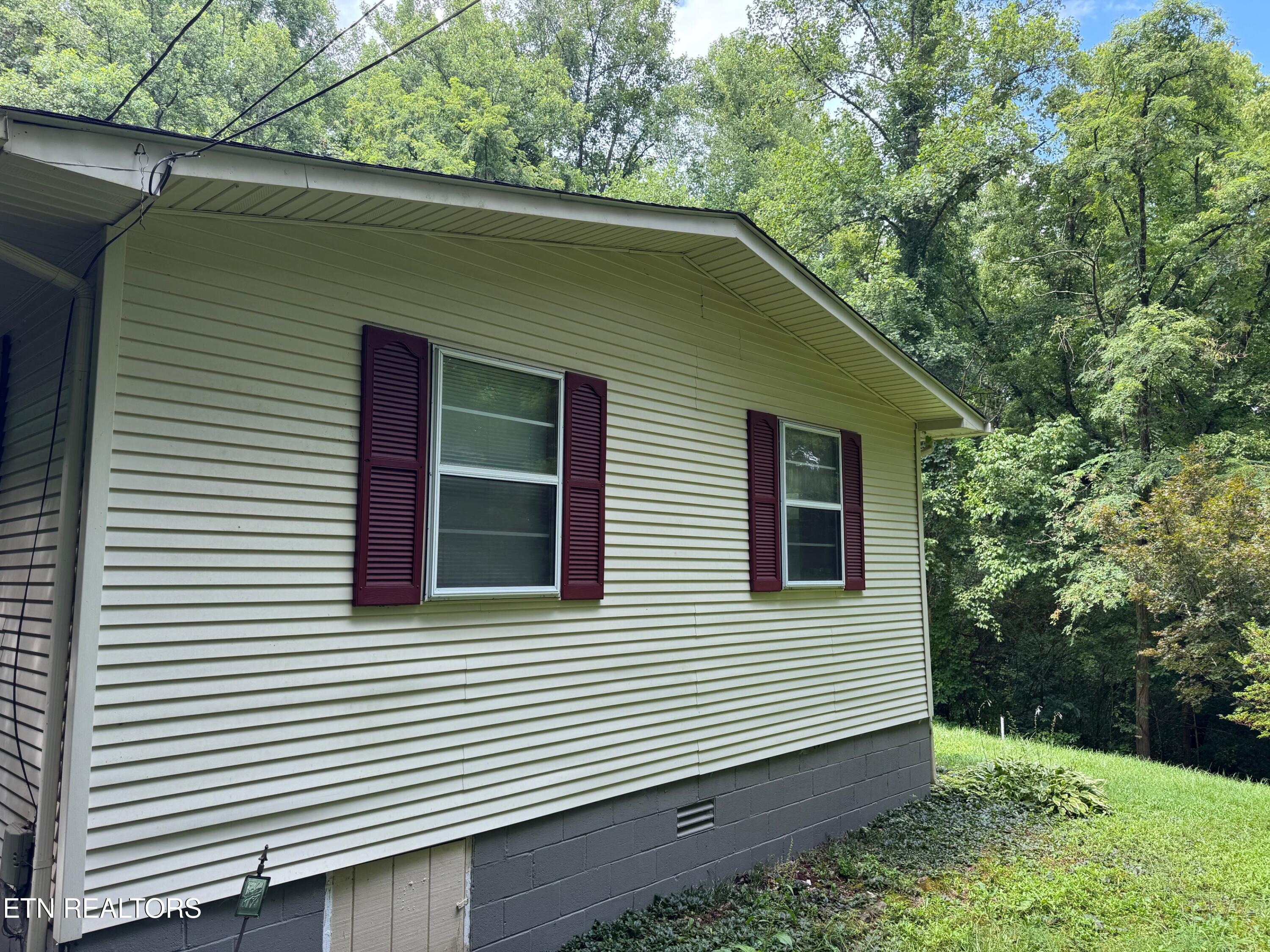 652 Indian Mountain Road Jellico, TN 37762 - Photo 4 of 21 Side of house