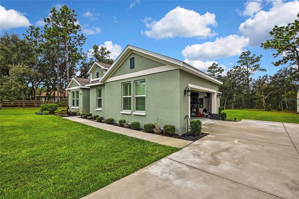 6098 North Peardale Terrace Beverly Hills, FL 34465 - Photo 4 of 59 a view of a yard in front of house