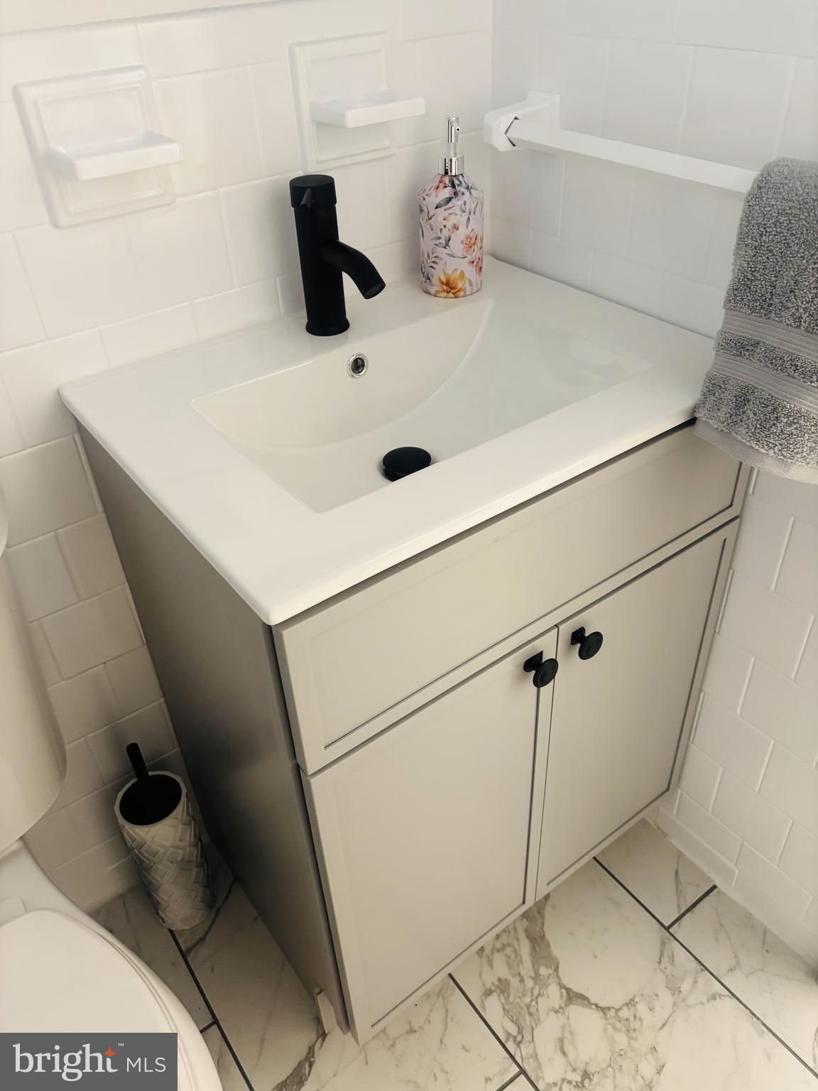 4714 Glenoak Road Hyattsville, MD 20784 - Photo 26 of 41 a bathroom with a tub