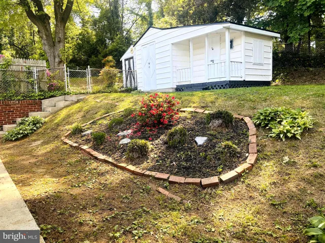 a view of a house with backyard and garden
