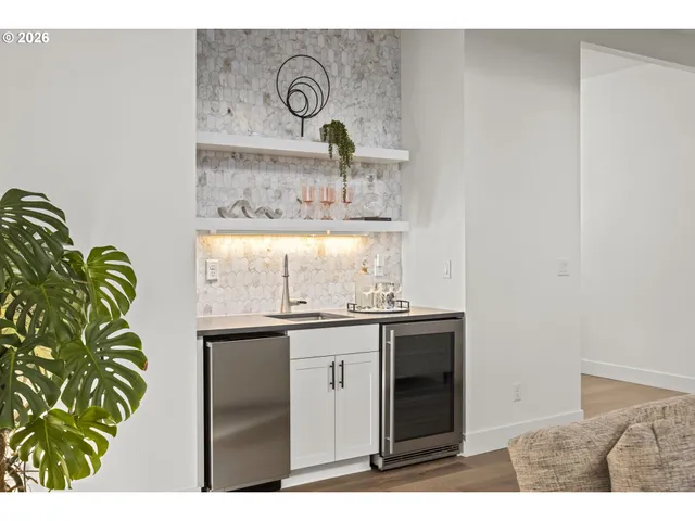 $2,100,000 | 2065 Southwest 75th Avenue, Portland, OR 97225