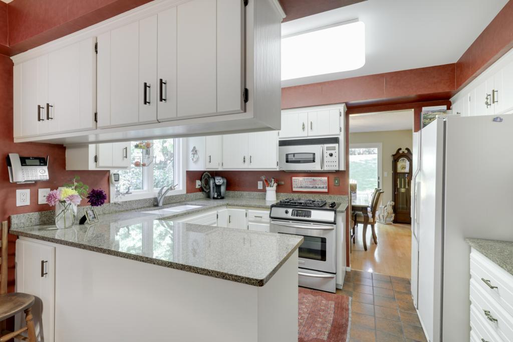 8753 Deer Path Eden Prairie, MN 55344 - Photo 12 of 43 Gallery Image 12