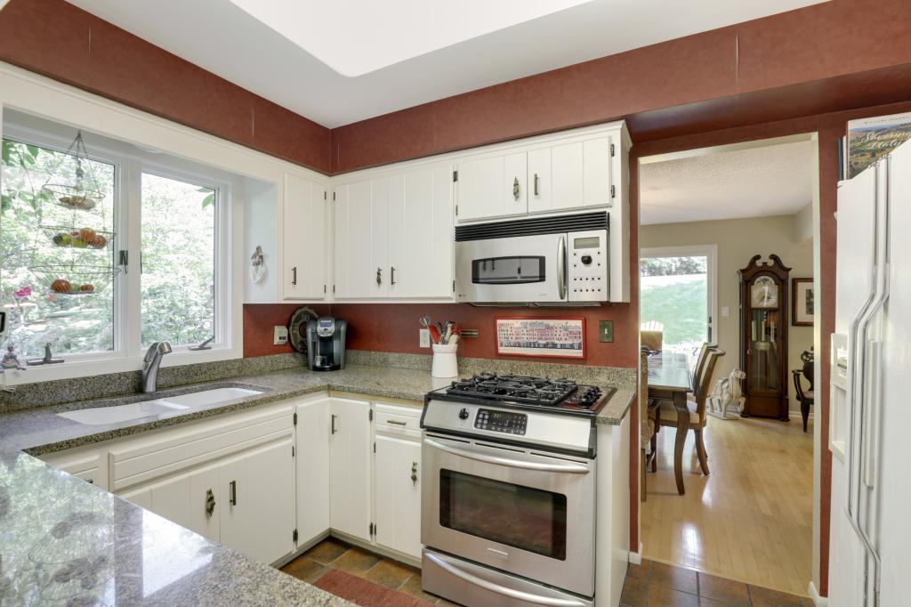 8753 Deer Path Eden Prairie, MN 55344 - Photo 13 of 43 Gallery Image 13