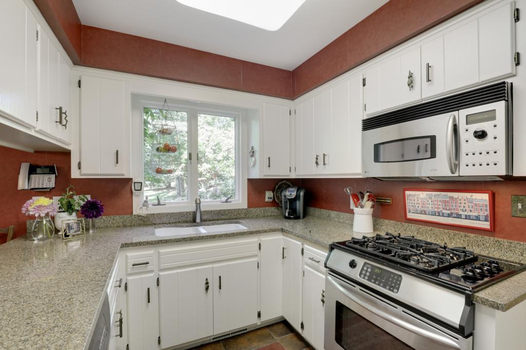 8753 Deer Path Eden Prairie, MN 55344 - Photo 14 of 43 Gallery Image 14