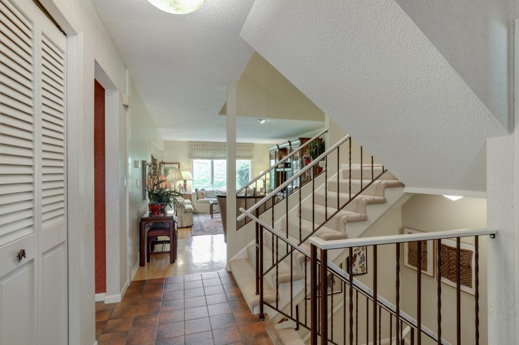 8753 Deer Path Eden Prairie, MN 55344 - Photo 4 of 43 Gallery Image 4