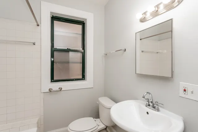 $1,200 | 6913 South Paxton Avenue, Unit 1, Chicago, IL 60649