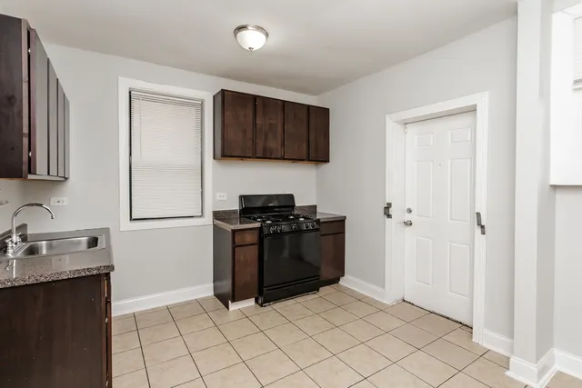 $1,200 | 6913 South Paxton Avenue, Unit 1, Chicago, IL 60649