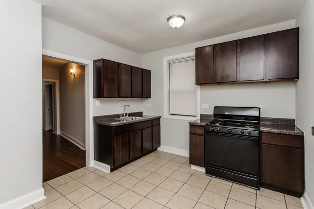 $1,200 | 6913 South Paxton Avenue, Unit 1, Chicago, IL 60649