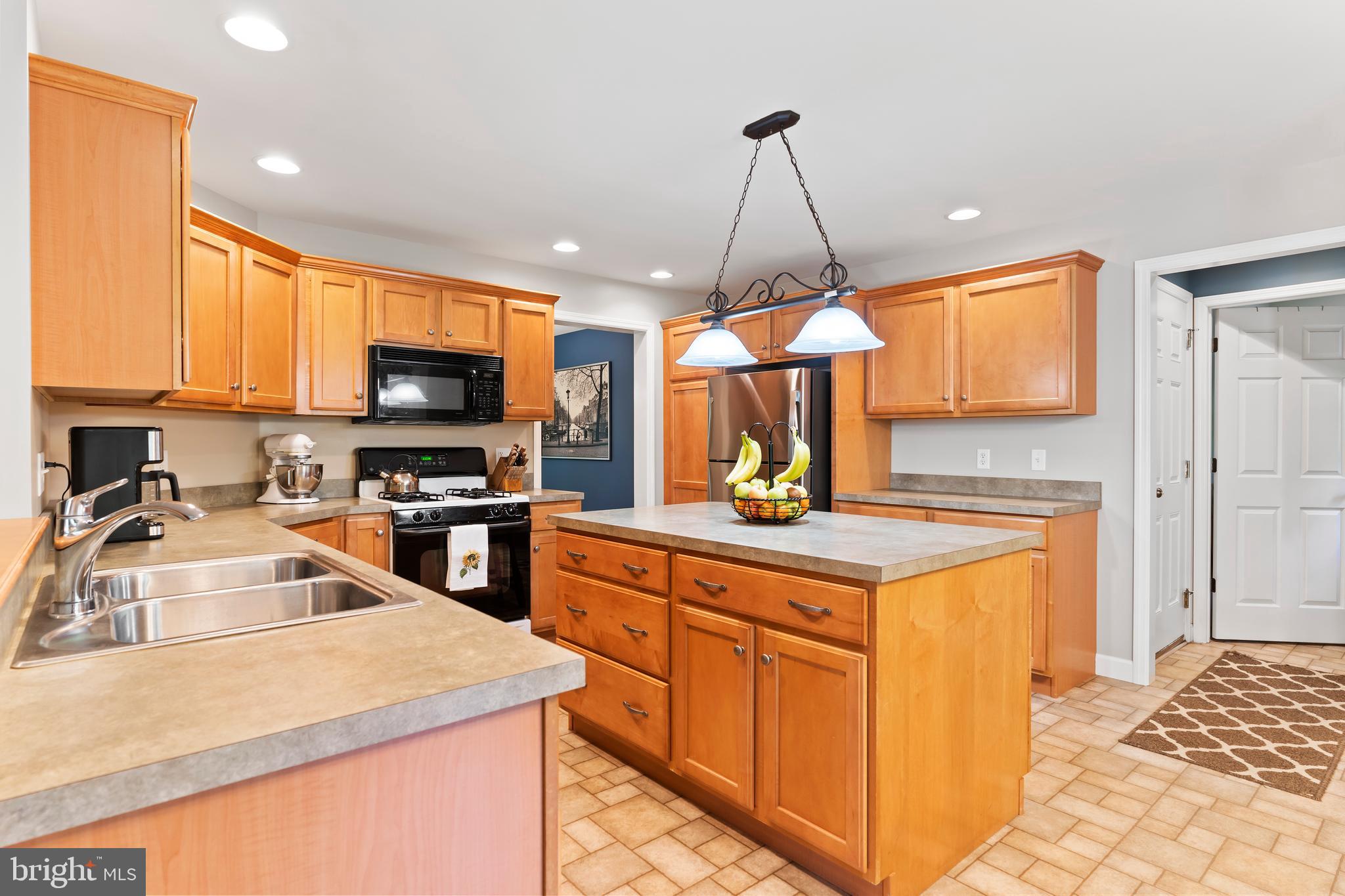 565 Nauvoo Road Lewisberry, PA 17339 - Photo 12 of 40 Plenty of counter space and cabinets